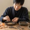 みかんの種を選別して盆栽作りの準備をする様子