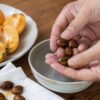 枇杷の果実から取り出した種子を水で洗い果肉を落とす様子