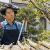 太い枝の直径に合わせて剪定鋏と太枝切鋏を選ぶ日本人男性
